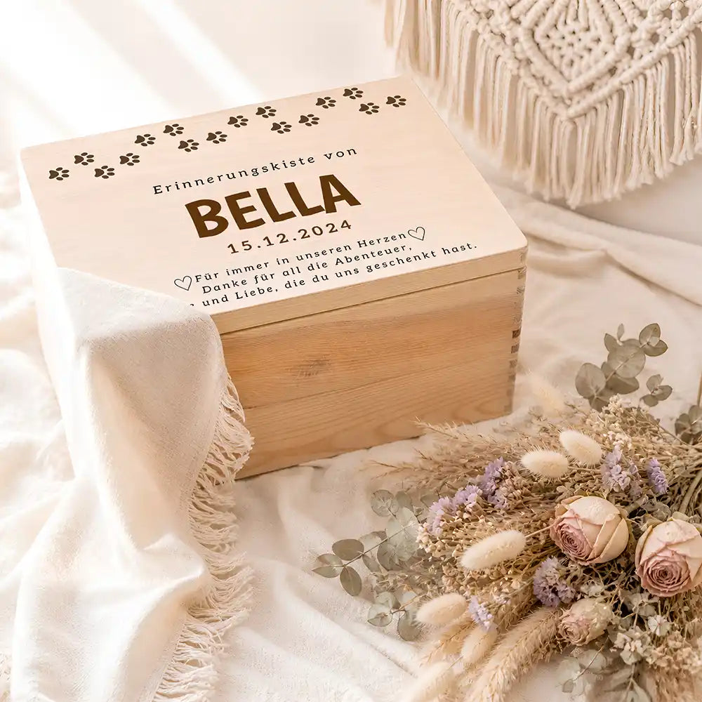 Tierurne Holz – Pfotenspur, Ambiente mit Trockenblumen