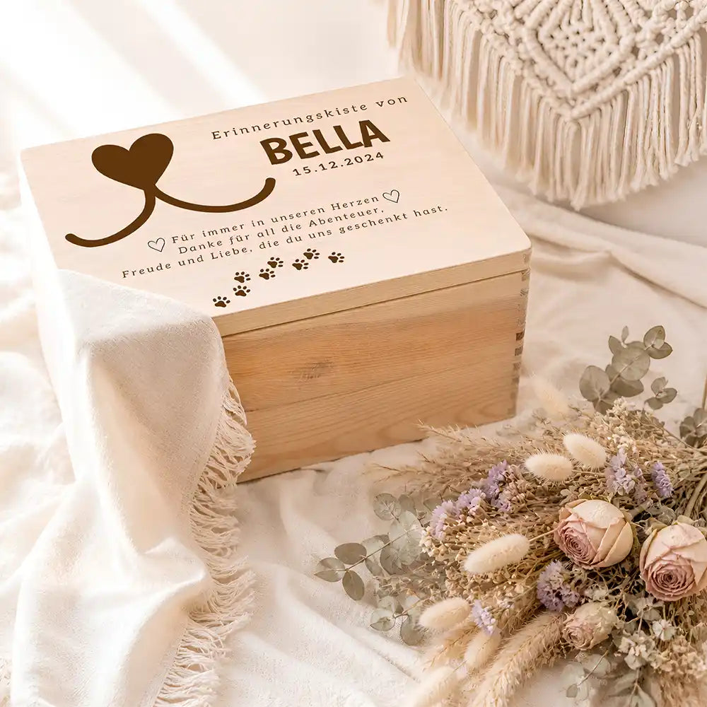 Tierurne Holz – Herz mit Schweifen, Ambiente mit Trockenblumen