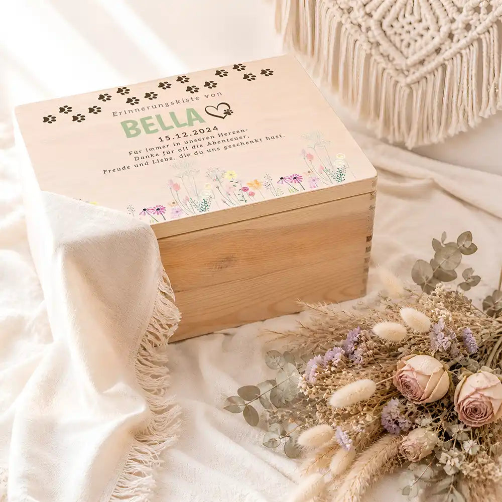 Tierurne Holz – Wildblumen zart mit Pfotenspur, Ambiente mit Trockenblumen