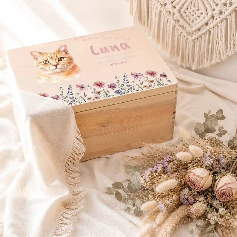 Tierurne Katze Holz – Aquarell-Porträt Katze mit Wildblumen, Ambiente mit Trockenblumen