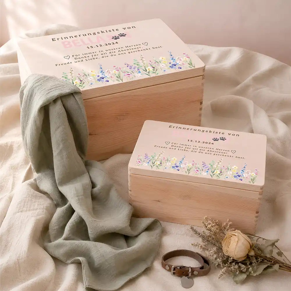 Tierurne Holz – Wildblumenwiese mit Pfötchen, Zwei Größen mit Halsband