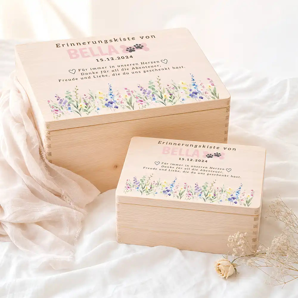 Tierurne Holz – Wildblumenwiese mit Pfötchen, Zwei Größen im Ambiente