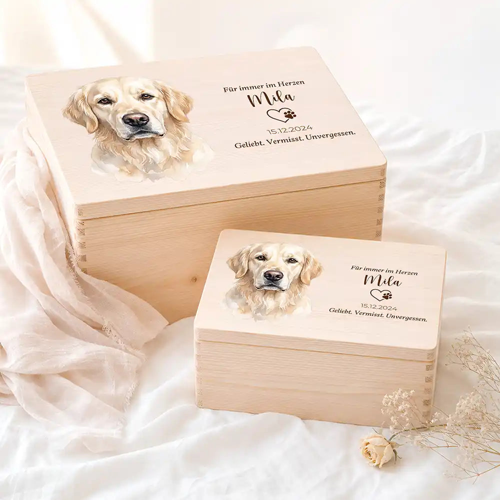 Tierurne Hund Holz – Aquarell-Porträt mit Herzwidmung, Zwei Größen im Ambiente