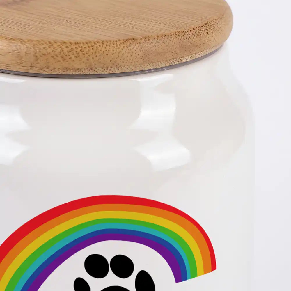 Personalisierte Tierurne Regenbogen Bunt – Nahaufnahme der glänzenden Keramik und des Bambusdeckels