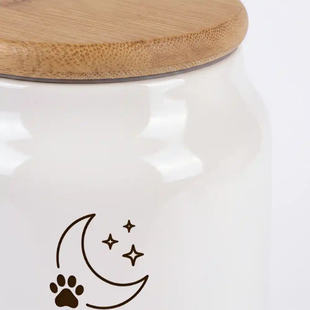 Personalisierte Tierurne Mond & Sterne – Nahaufnahme der glänzenden Keramik und des Bambusdeckels