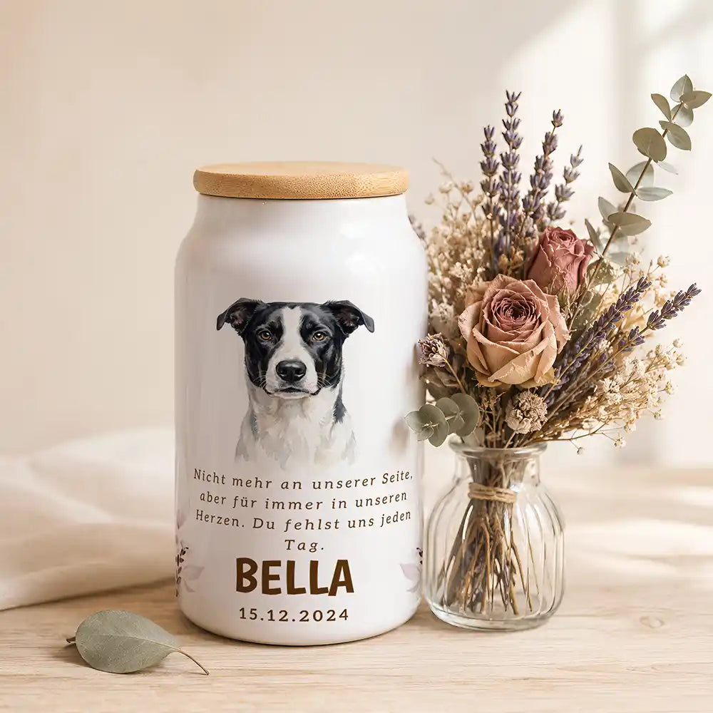 Personalisierte Hundeurne Foto & Wildblumen – neben einem Trockenblumenstrauß aus Lavendel und Rosen
