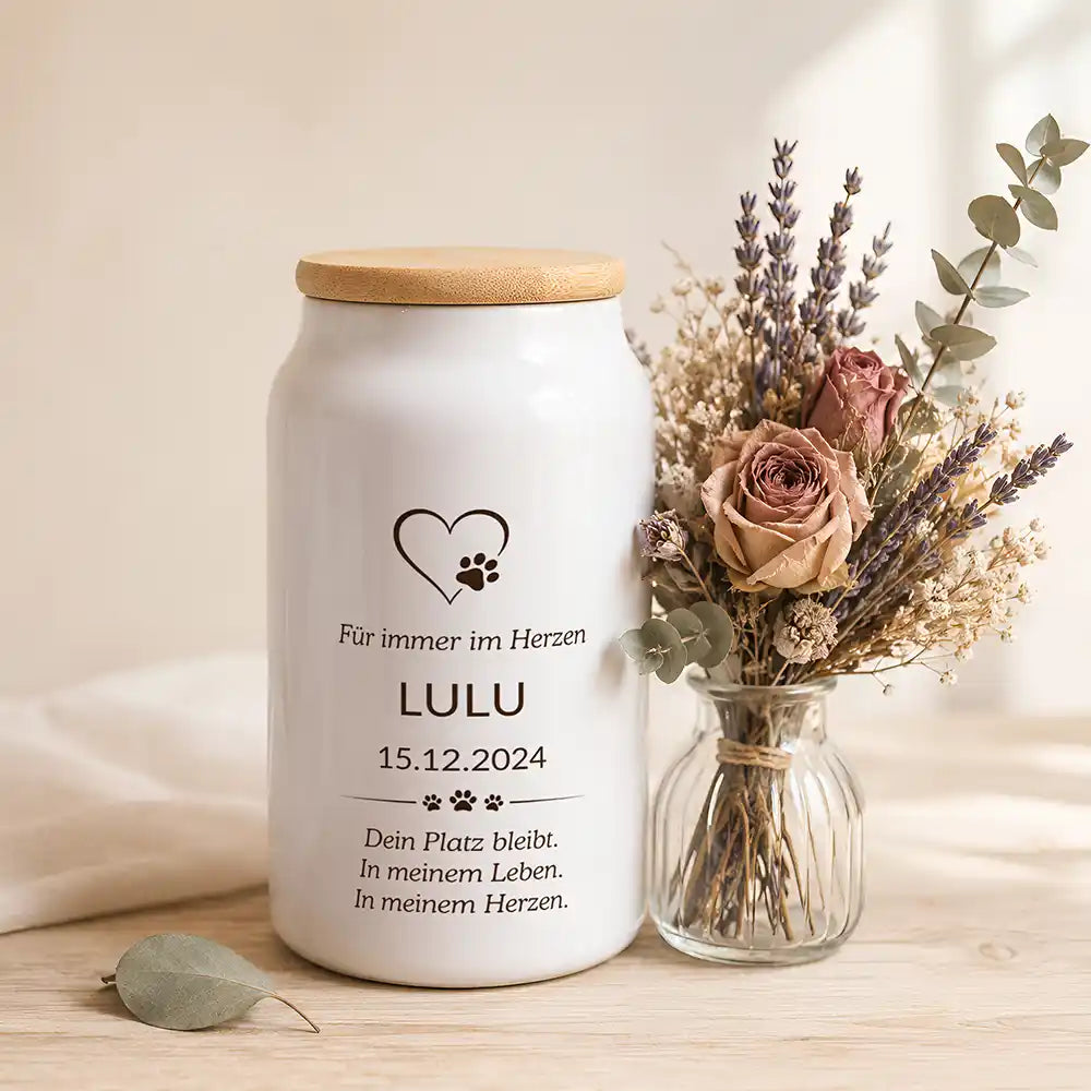 Personalisierte Tierurne Herz & Pfote – neben einem Trockenblumenstrauß aus Lavendel und Rosen