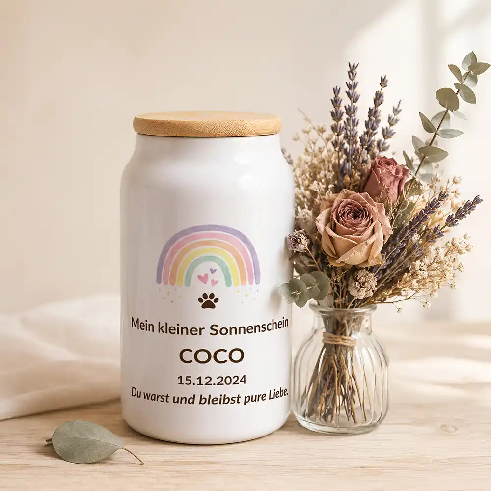 Personalisierte Tierurne Regenbogen Pastell – neben einem Trockenblumenstrauß aus Lavendel und Rosen