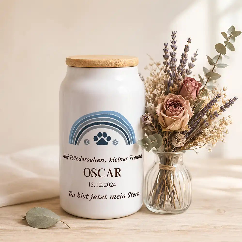 Personalisierte Tierurne Regenbogen Blau – neben einem Trockenblumenstrauß aus Lavendel und Rosen