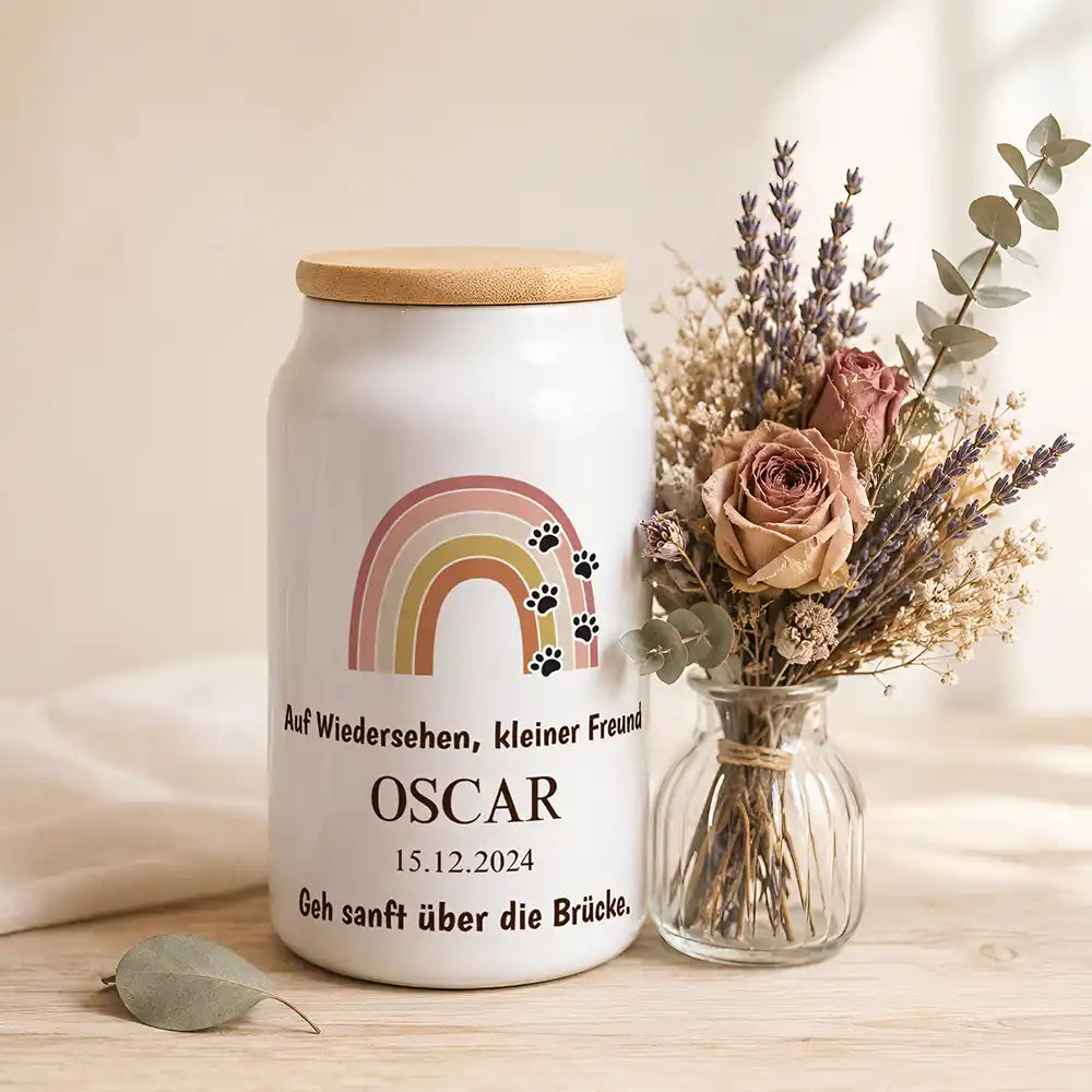 Personalisierte Tierurne Regenbogen Terracotta – neben einem Trockenblumenstrauß aus Lavendel und Rosen