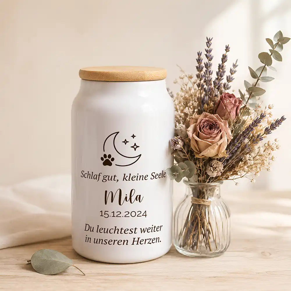 Personalisierte Tierurne Mond & Sterne – neben einem Trockenblumenstrauß aus Lavendel und Rosen