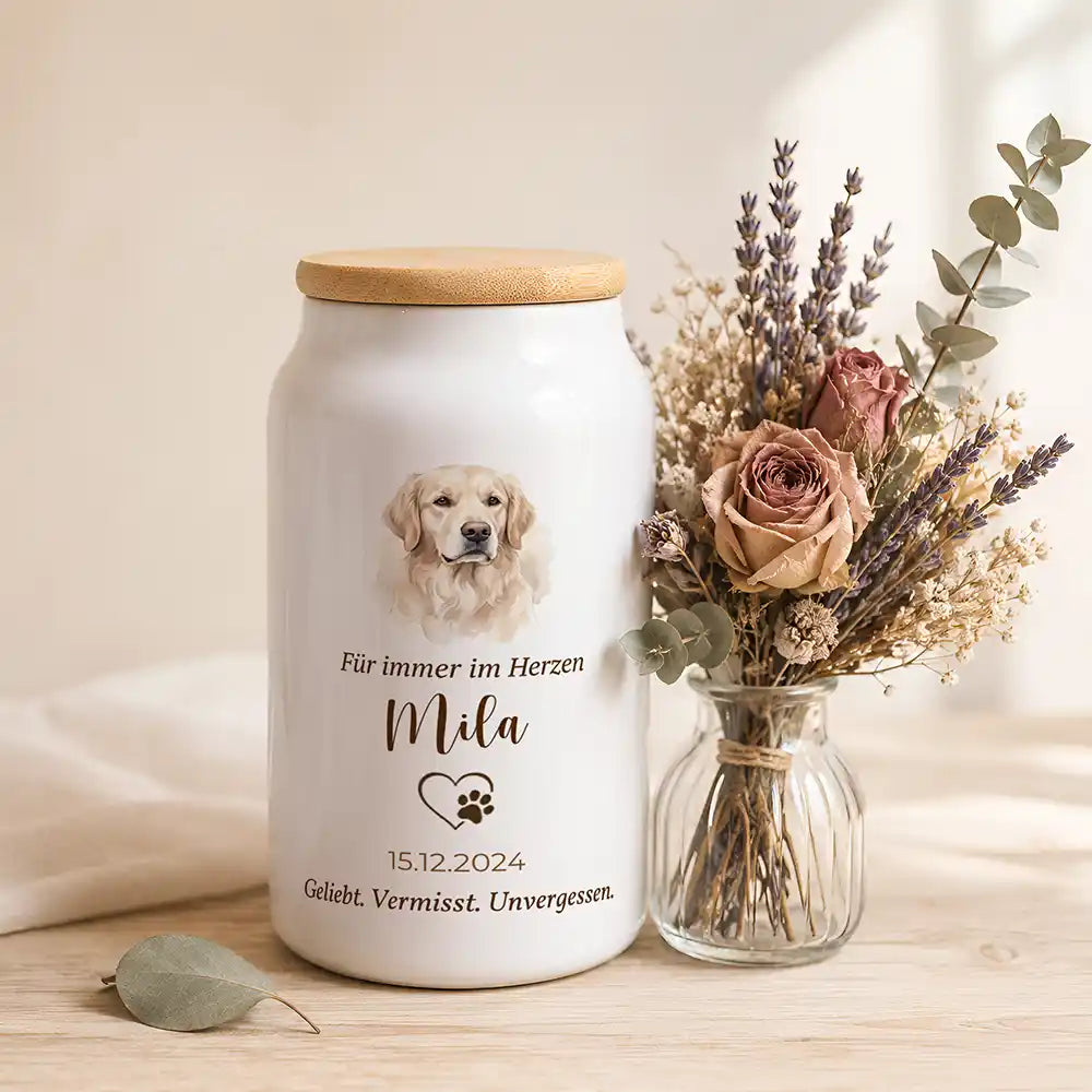 Personalisierte Hundeurne Foto & Herz – neben einem Trockenblumenstrauß aus Lavendel und Rosen