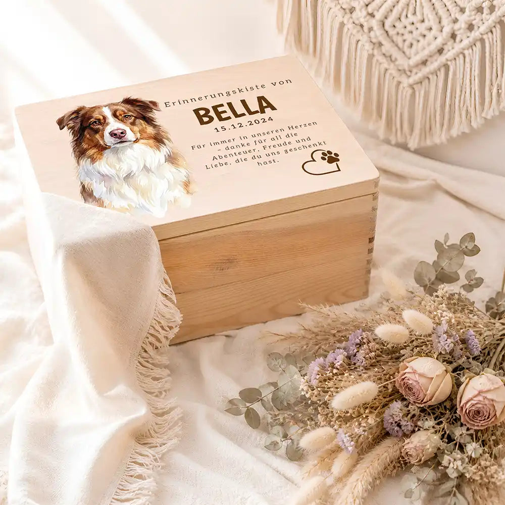 Tierurne Hund Holz – Aquarell-Porträt mit Herz & Pfote, Ambiente mit Trockenblumen
