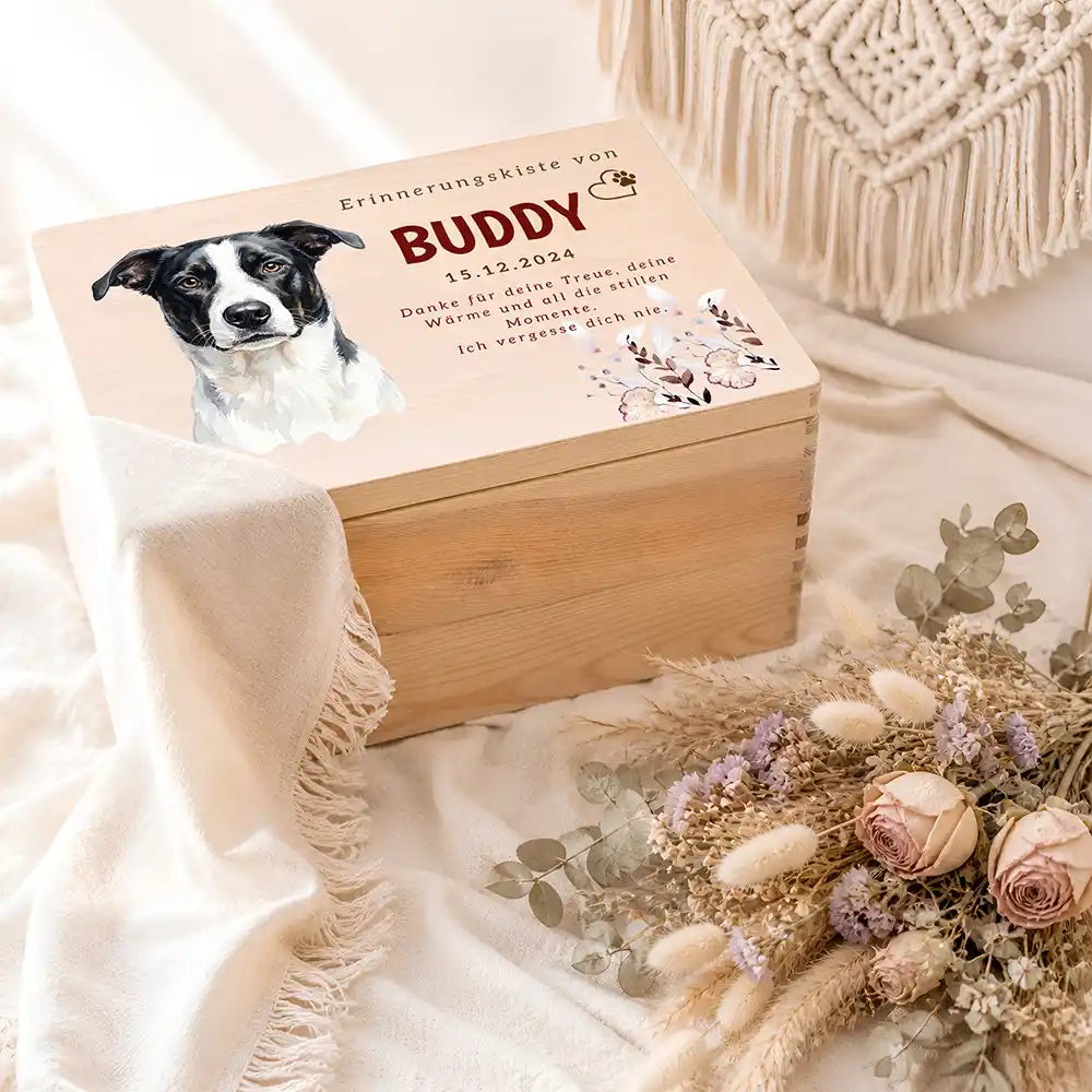 Tierurne Hund Holz – Aquarell-Porträt mit Blütenrahmen, Ambiente mit Trockenblumen