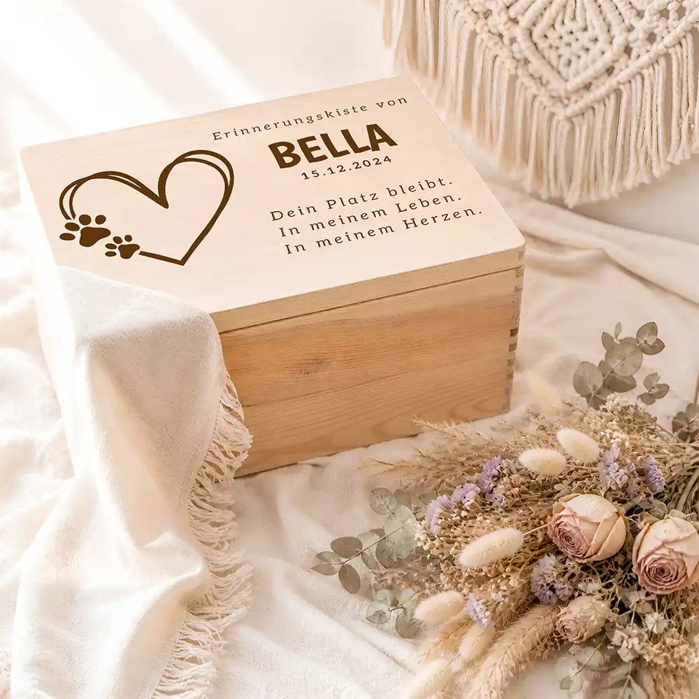 Tierurne Holz – Herzlinie mit Pfötchen, Ambiente mit Trockenblumen