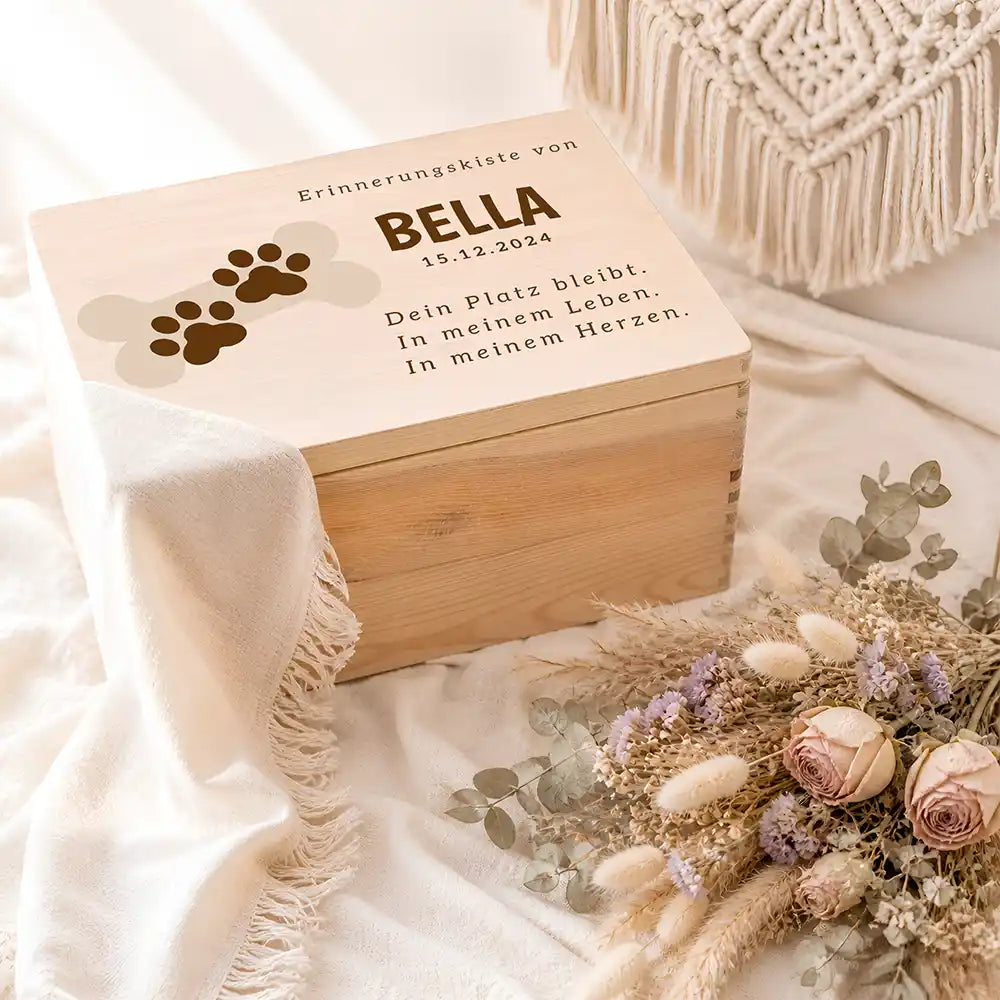 Tierurne Hund Holz – Knochen mit Pfötchen, Ambiente mit Trockenblumen