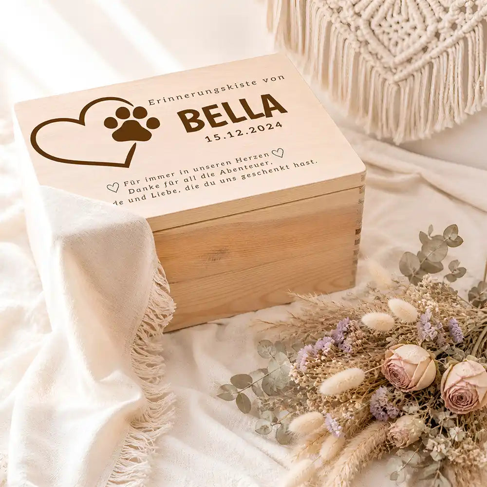 Tierurne Holz – Herz mit Pfote, Ambiente mit Trockenblumen