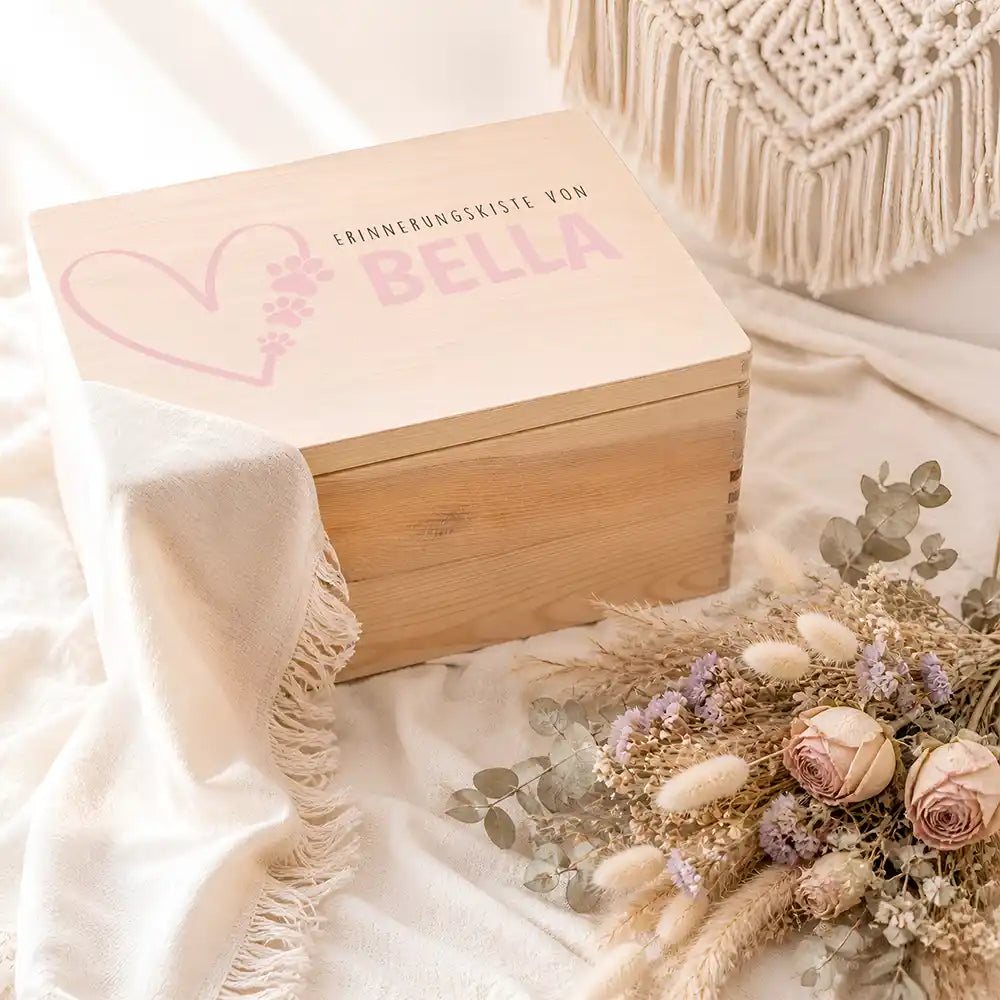 Tierurne Holz – Herzlinie Rosé mit Pfotenspur, Ambiente mit Trockenblumen