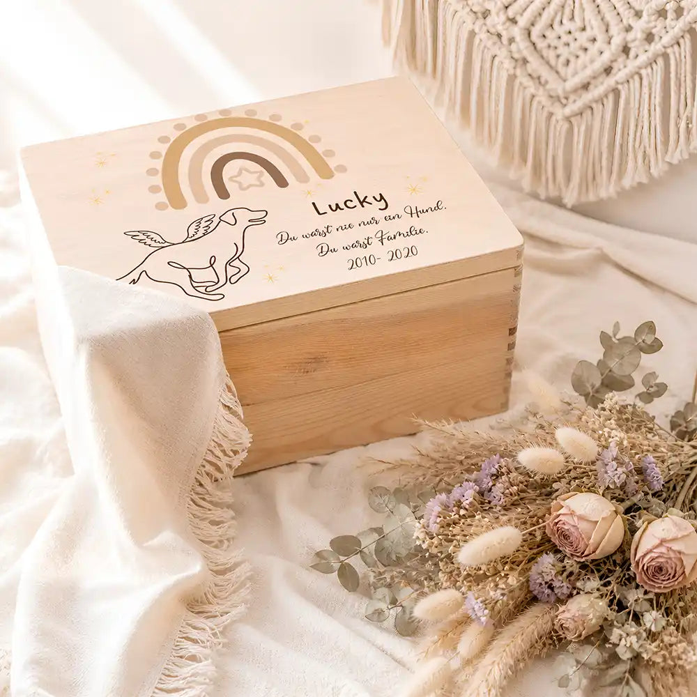 Tierurne Hund Holz – Boho-Regenbogen mit Engelshund, Ambiente mit Trockenblumen