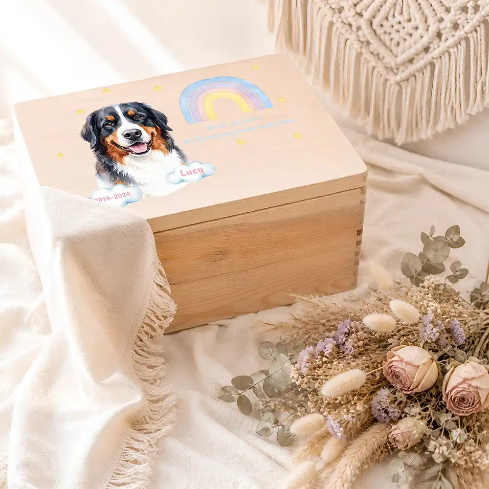 Tierurne Hund Holz – Aquarell-Porträt mit Regenbogenbrücke, Ambiente mit Trockenblumen