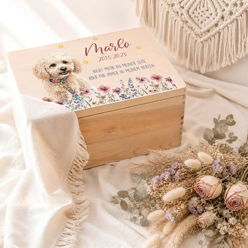 Tierurne Hund Holz – Aquarell-Porträt mit Wildblumenwiese, Ambiente mit Trockenblumen