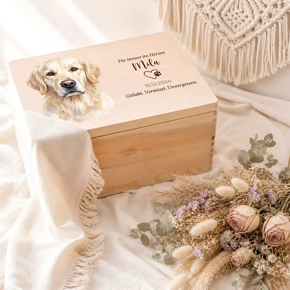 Tierurne Hund Holz – Aquarell-Porträt mit Herzwidmung, Ambiente mit Trockenblumen