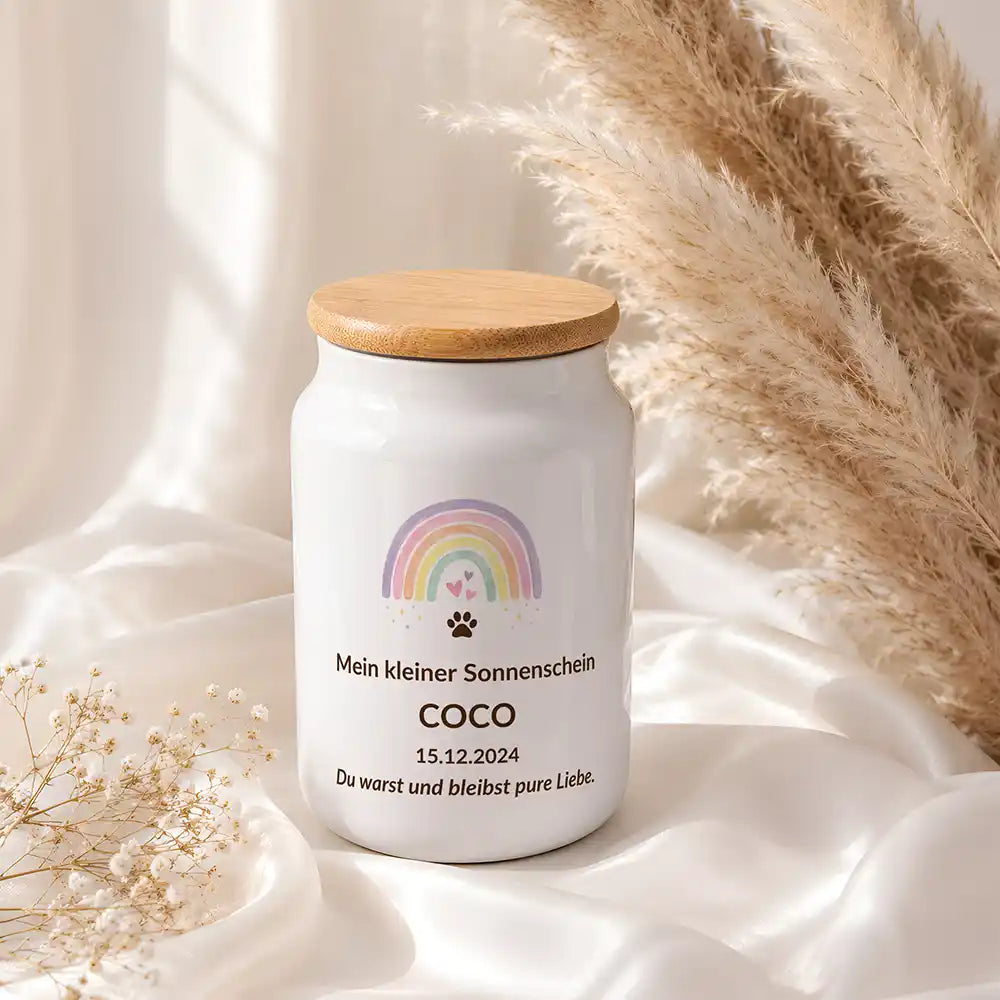 Personalisierte Tierurne Regenbogen Pastell – elegant mit Pampasgras in Szene gesetzt