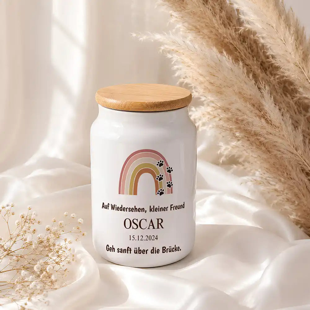 Personalisierte Tierurne Regenbogen Terracotta – elegant mit Pampasgras in Szene gesetzt
