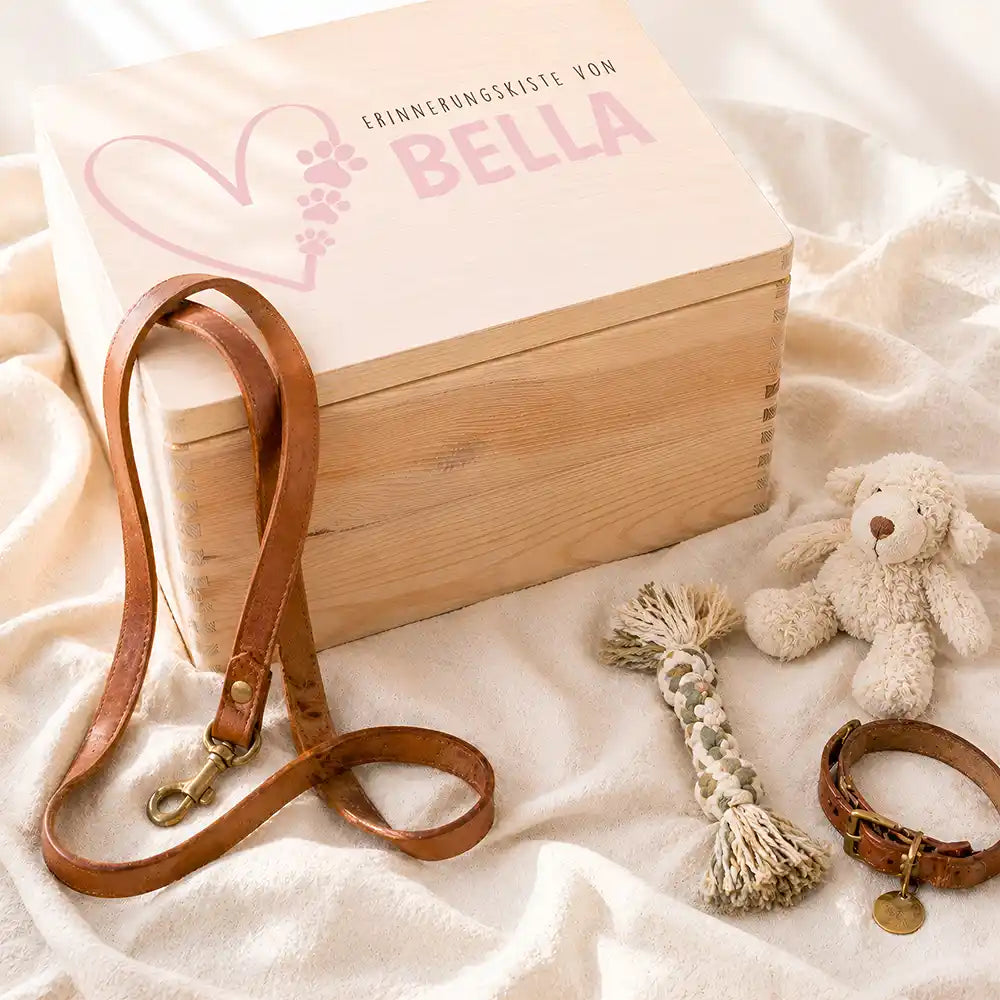 Tierurne Holz – Herzlinie Rosé mit Pfotenspur, Ambiente mit Erinnerungsstücken