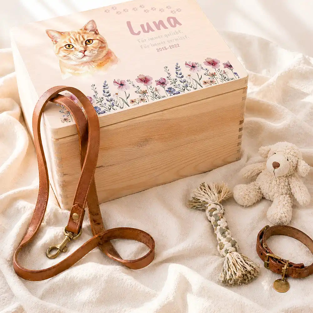 Tierurne Katze Holz – Aquarell-Porträt Katze mit Wildblumen, Ambiente mit Erinnerungsstücken