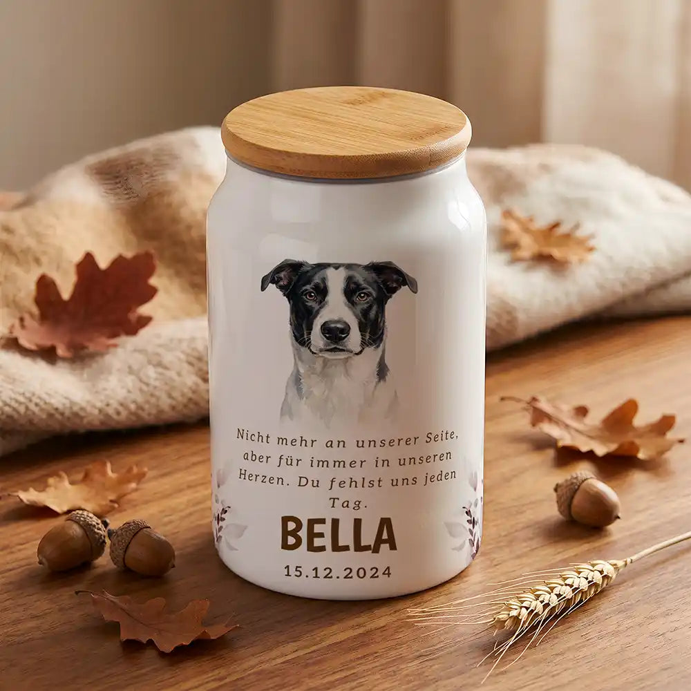 Personalisierte Hundeurne Foto & Wildblumen – auf einer Wolldecke mit herbstlichem Eichenlaub