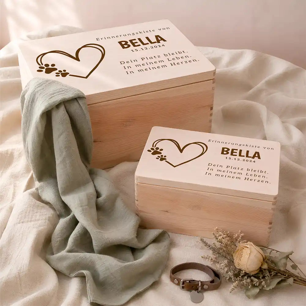 Tierurne Holz – Herzlinie mit Pfötchen, Zwei Größen mit Halsband