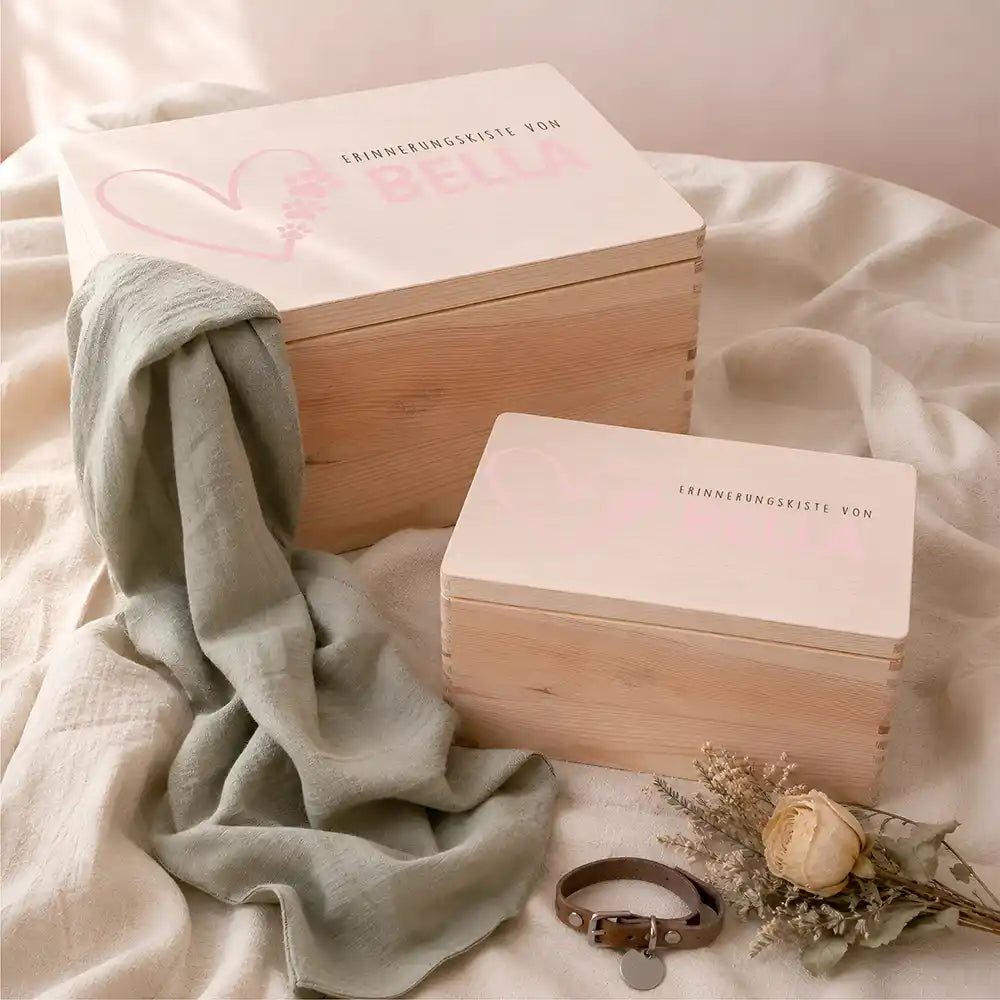 Tierurne Holz – Herzlinie Rosé mit Pfotenspur, Zwei Größen mit Halsband