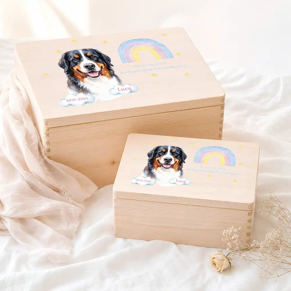 Tierurne Hund Holz – Aquarell-Porträt mit Regenbogenbrücke, Zwei Größen im Ambiente