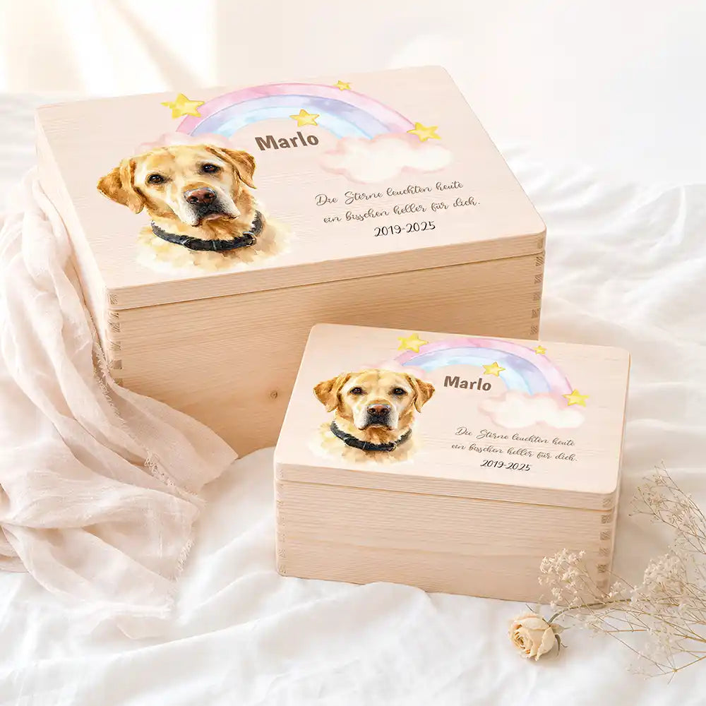 Tierurne Hund Holz – Aquarell-Porträt mit Sternenregenbogen, Zwei Größen im Ambiente