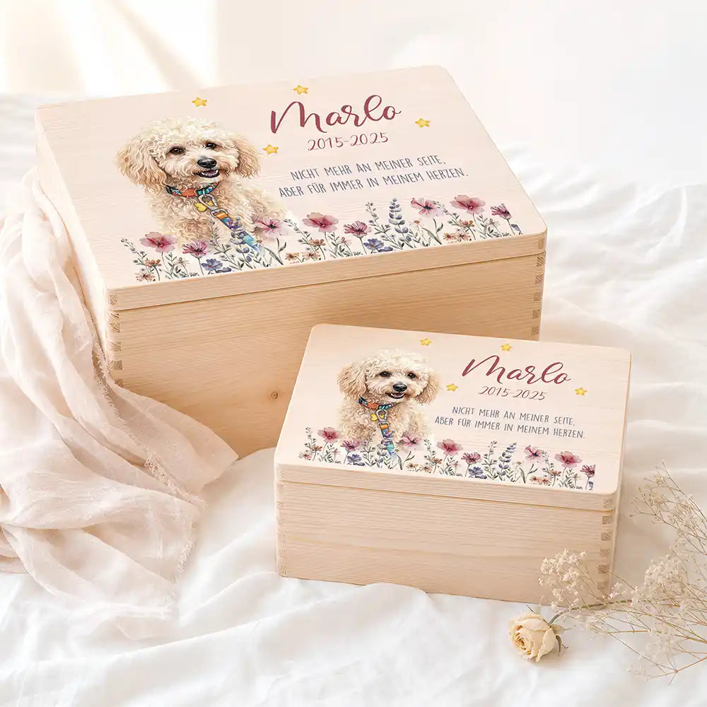 Tierurne Hund Holz – Aquarell-Porträt mit Wildblumenwiese, Zwei Größen im Ambiente
