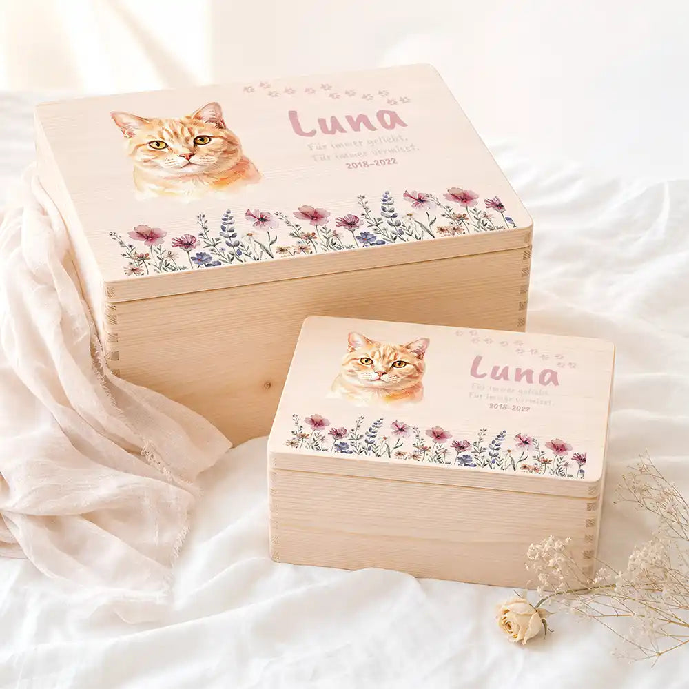 Tierurne Katze Holz – Aquarell-Porträt Katze mit Wildblumen, Zwei Größen im Ambiente