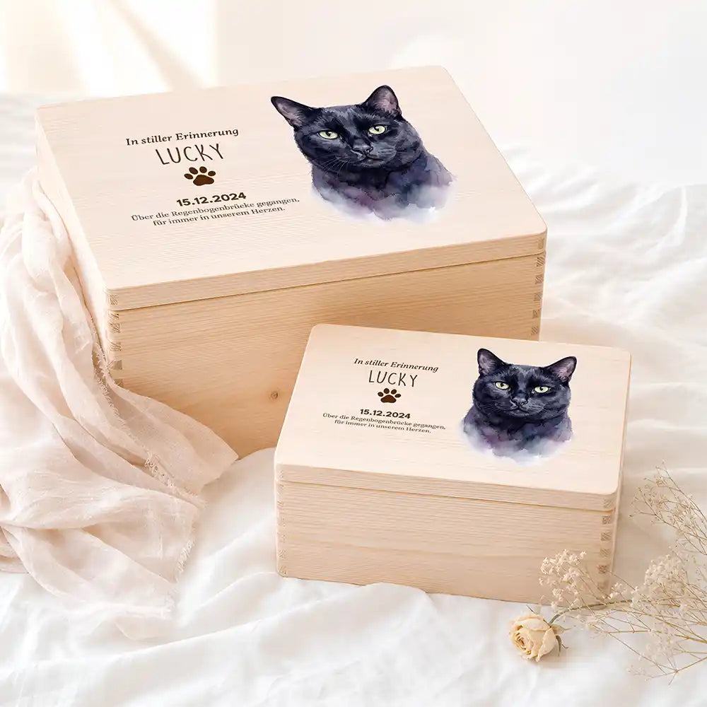 Tierurne Katze Holz – Aquarell-Porträt Katze mit Pfotenwidmung, Zwei Größen im Ambiente